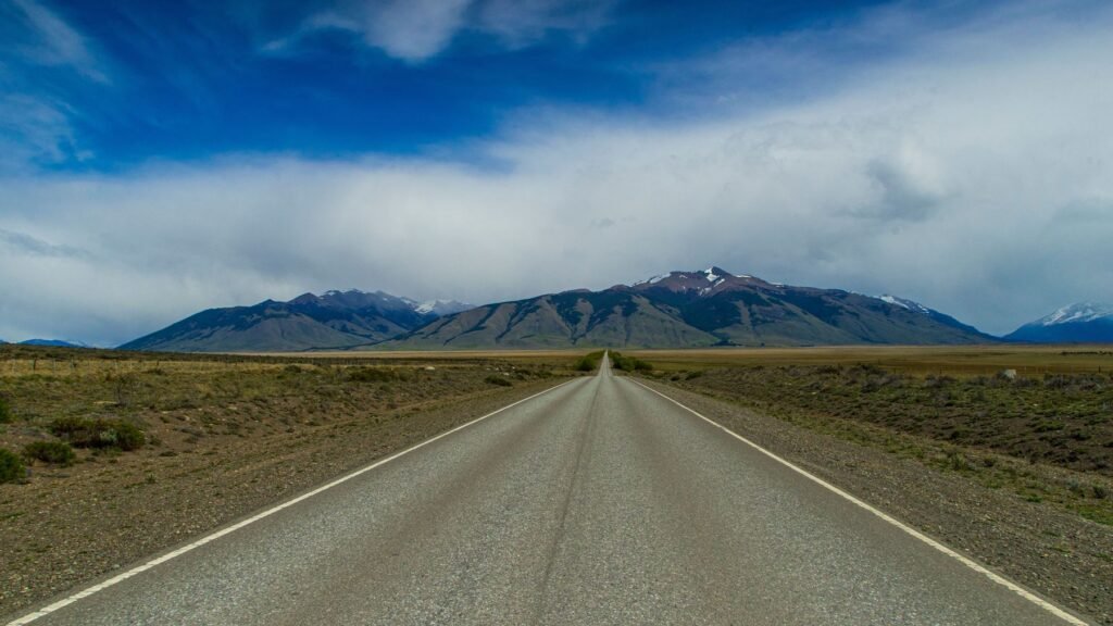 Lange rechte weg door de steppe van Patagonië