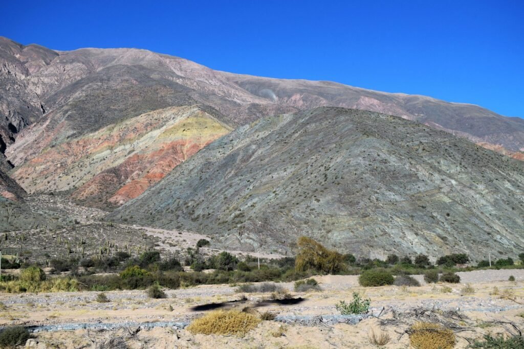 De roze kathedraal aan het centrale plein van Salta