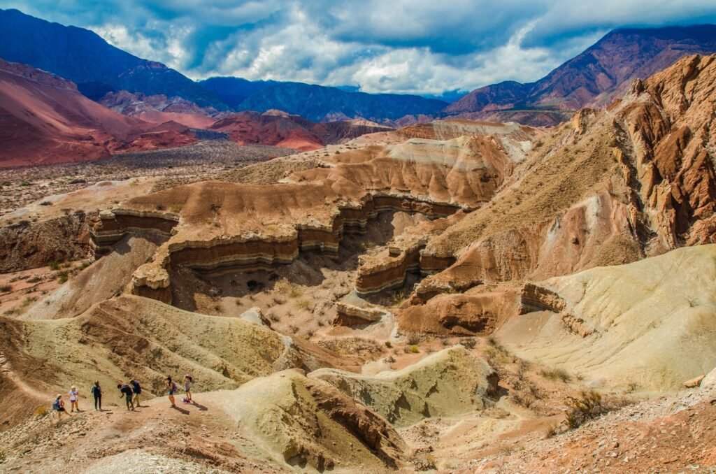 Gekleurde berglagen in het dal van de Quebrada de Humahuaca