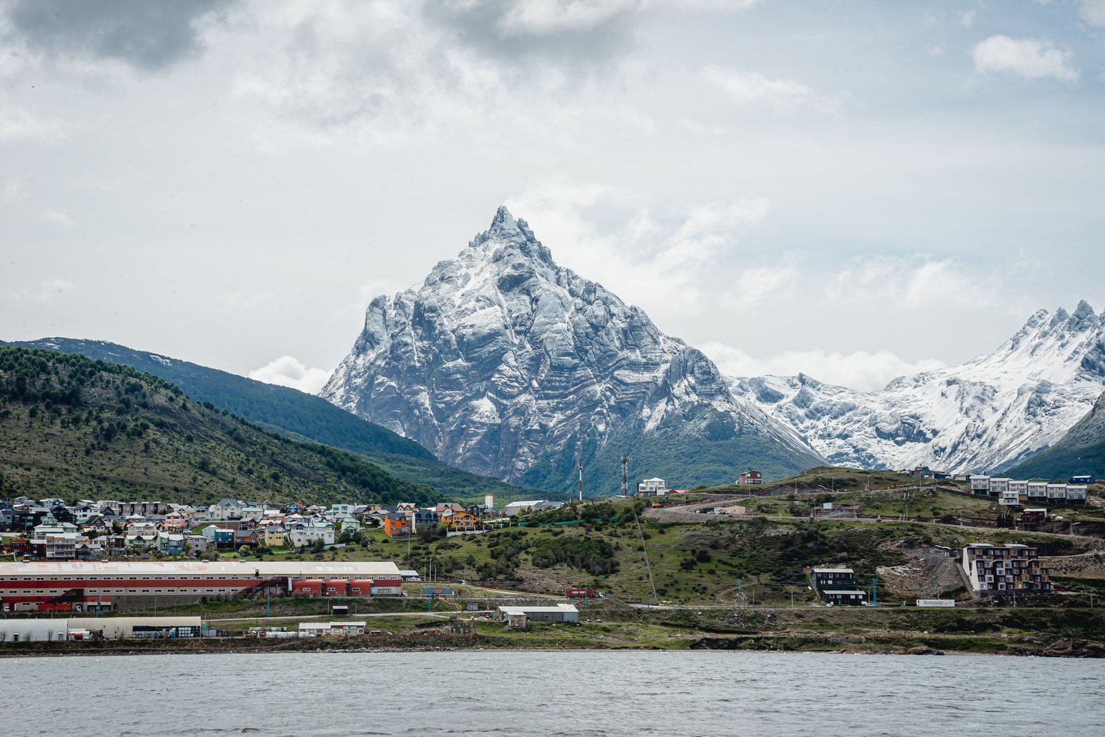 De haven van Ushuaia met de bergen erachter