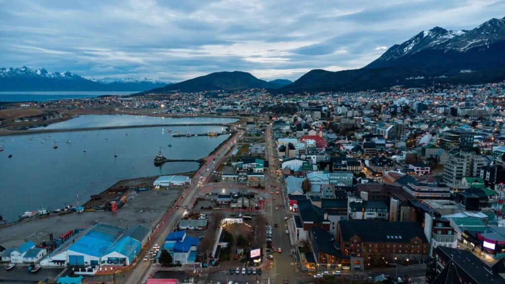 Het groene gletsjermeer Laguna Esmeralda tussen de bergen bij Ushuaia