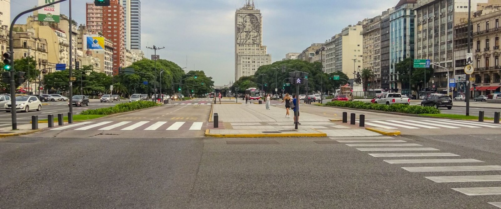 Brede avenue in het centrum van Buenos Aires