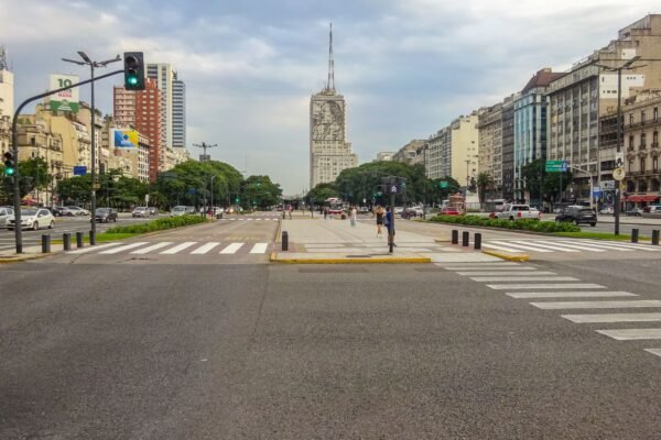 Brede avenue in het centrum van Buenos Aires