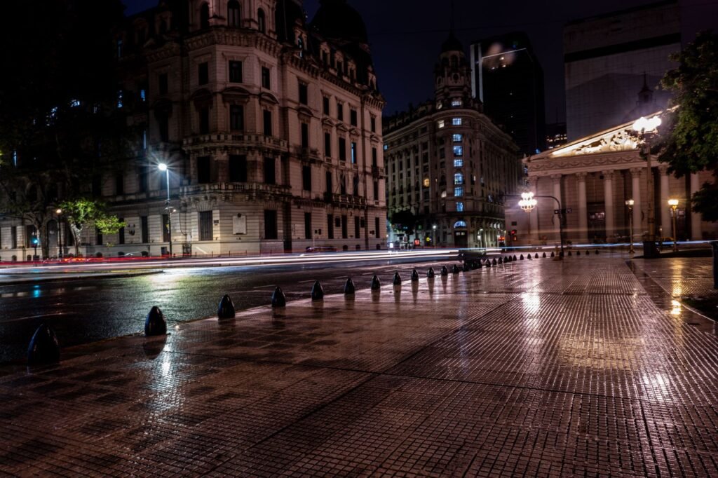 Straat in het centrum van Buenos Aires bij avond