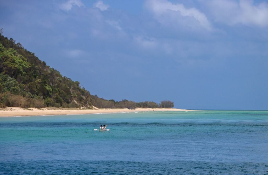 Turquoise water langs de kust van Queensland