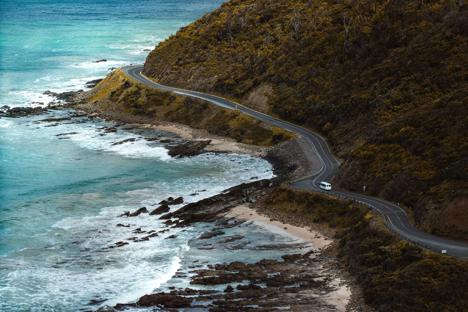 De Great Ocean Road bij Lorne van bovenaf