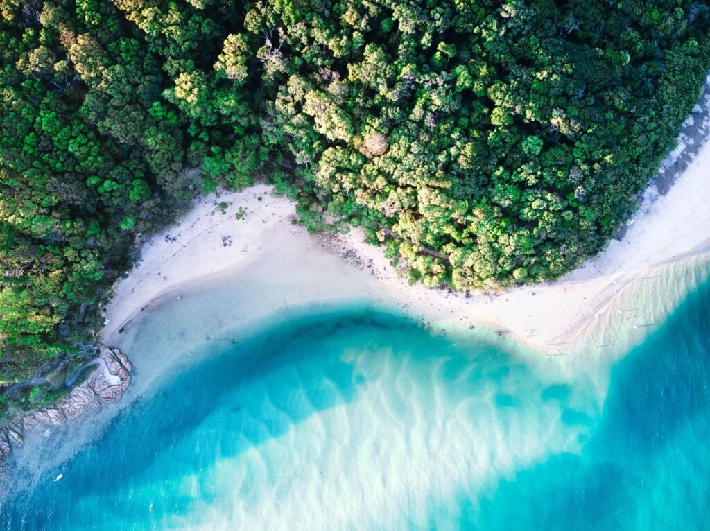 Strand en regenwoud in Queensland van bovenaf