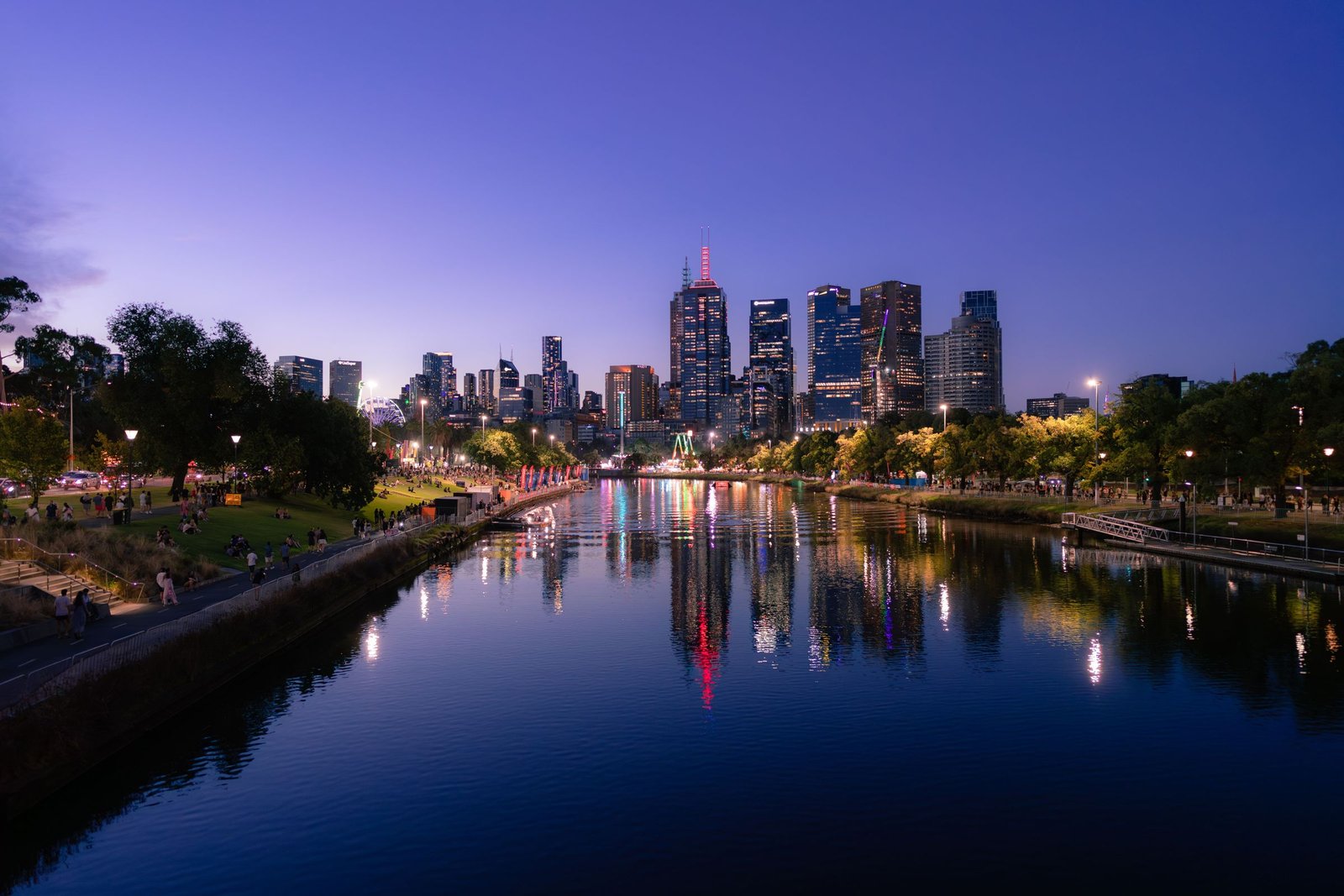 De Yarra en de skyline van Melbourne in de schemering