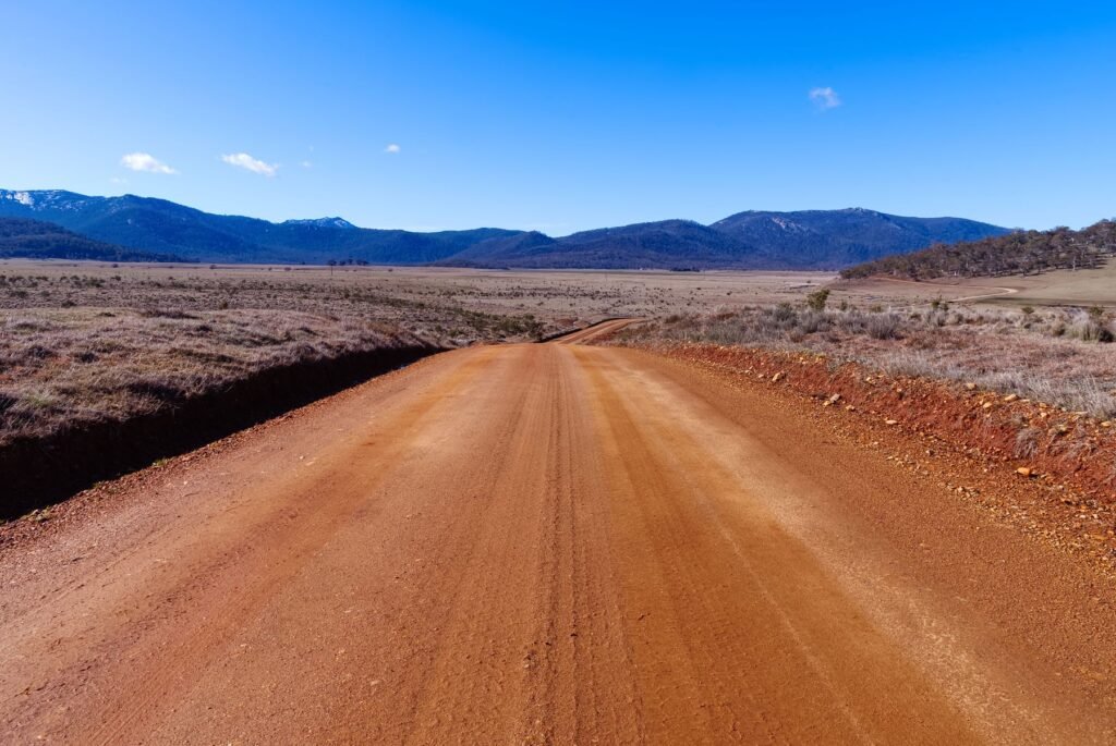 Rode zandweg in het Australische binnenland