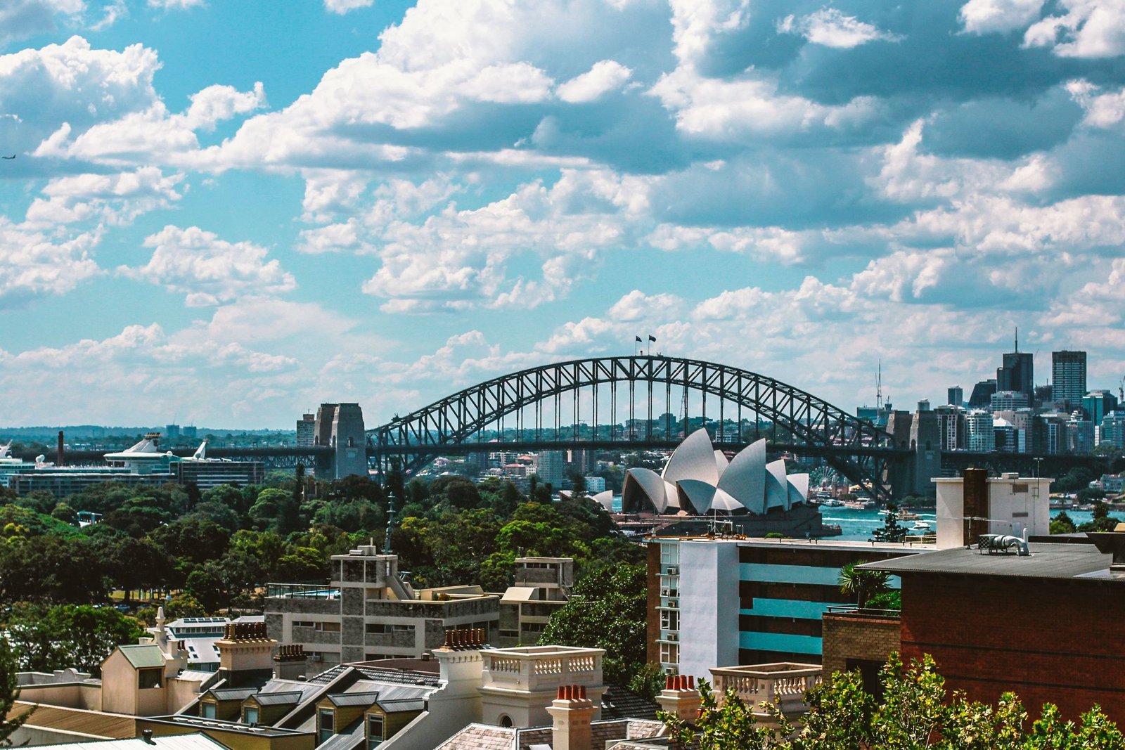 De Harbour Bridge en het Opera House vanaf de heuvel