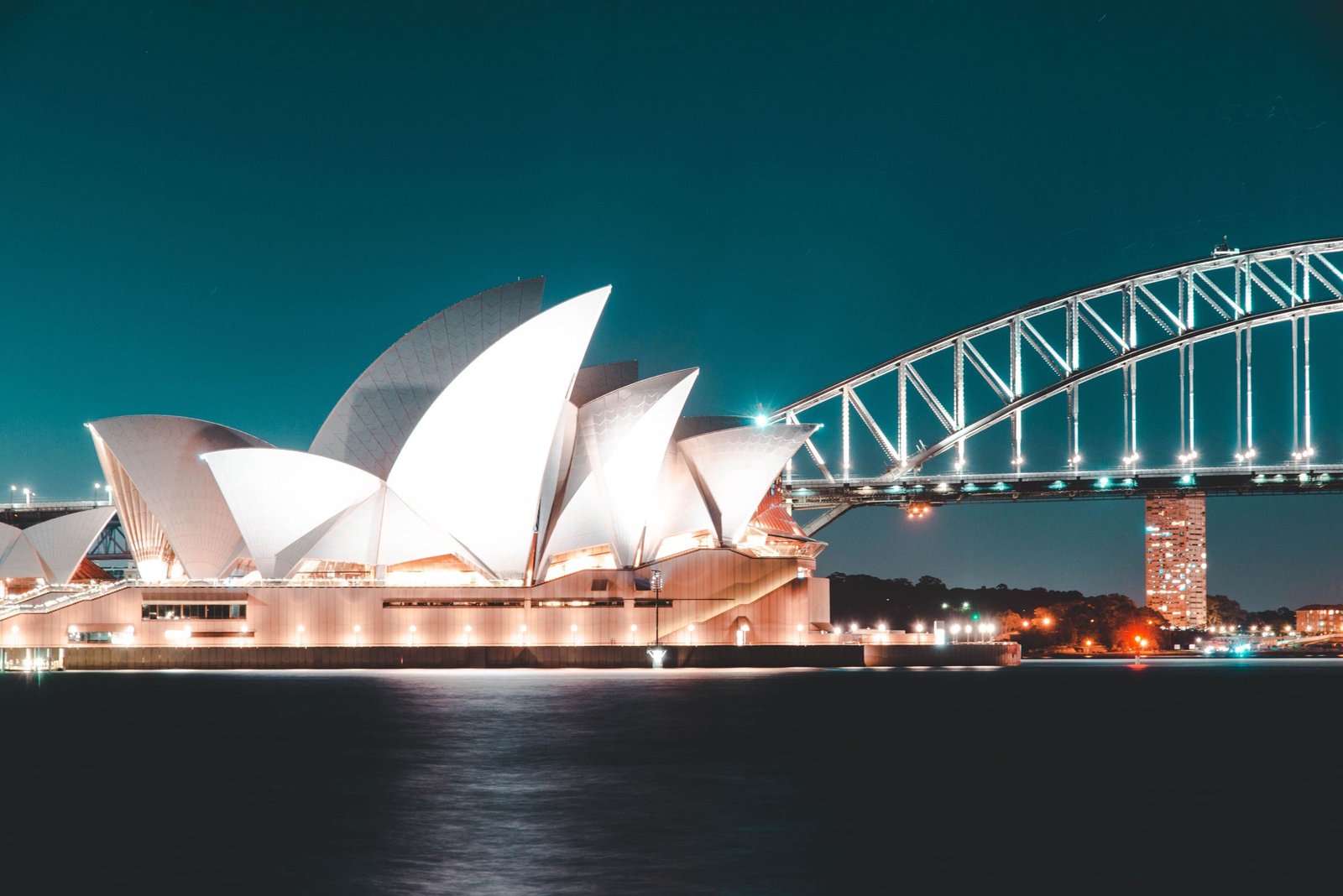 Het Opera House en de Harbour Bridge bij avond