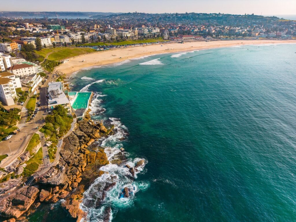 Bondi Beach met het Icebergs-zwembad van bovenaf
