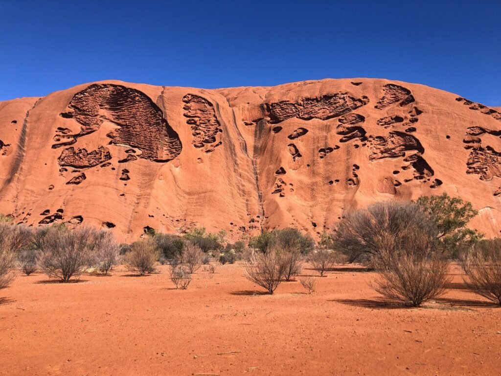 De wand van Uluru van dichtbij