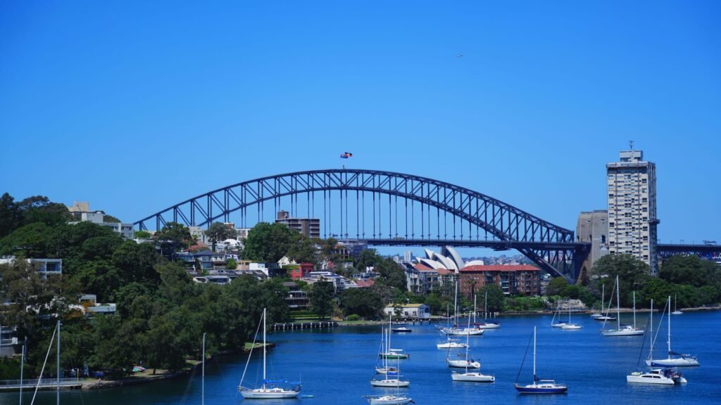 De Harbour Bridge met zeilboten