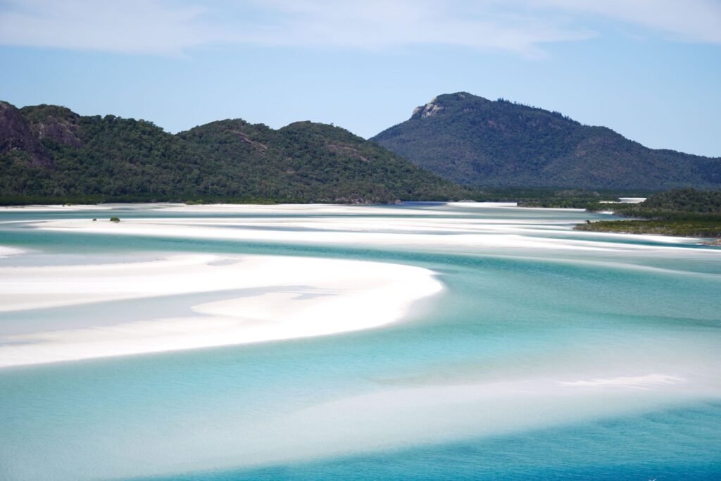 Wit zand en turquoise water bij Hill Inlet