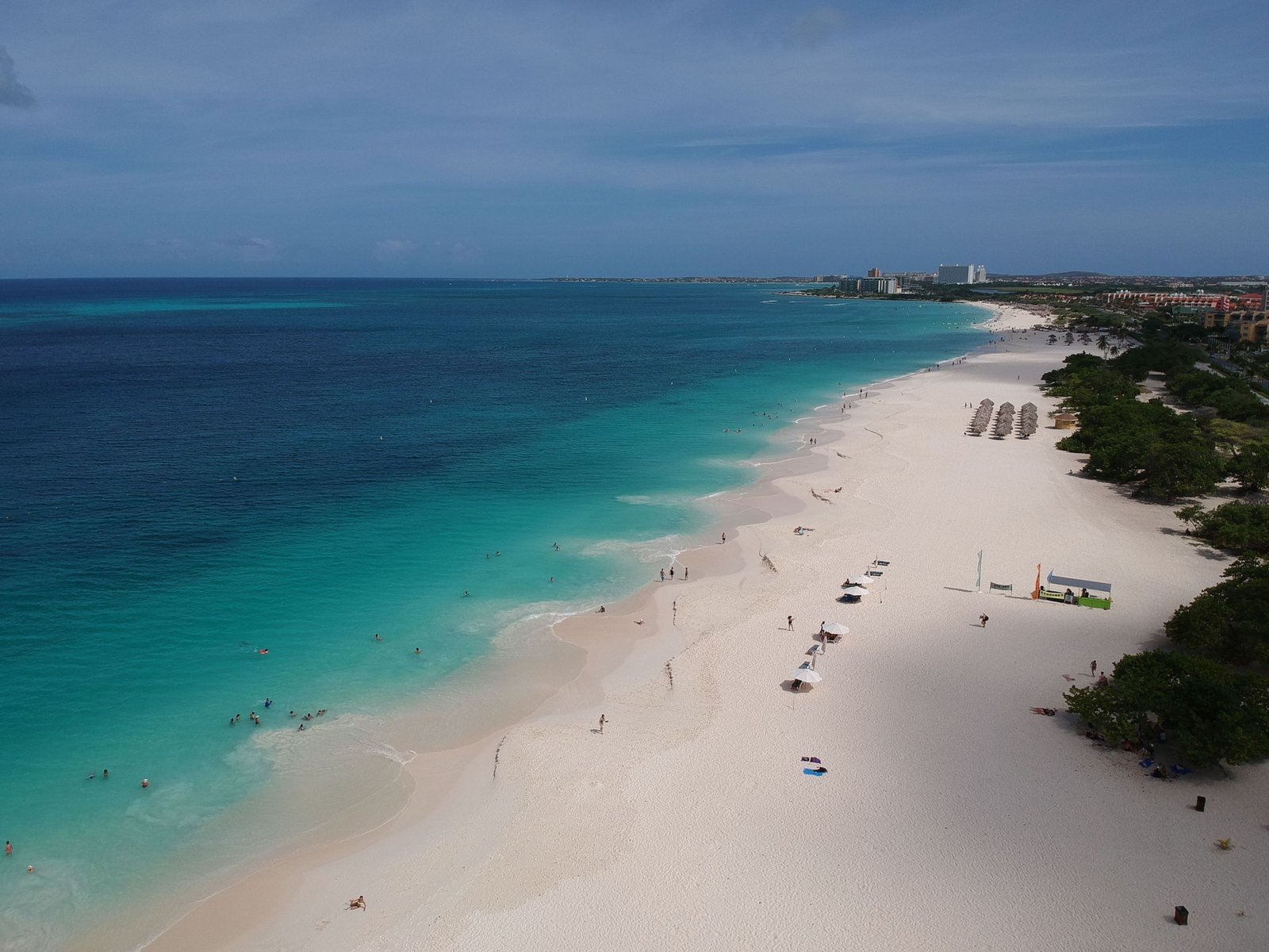 Luchtfoto van een breed zandstrand op Aruba