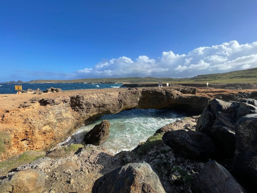 Natuurlijke brug aan de ruige kust van Aruba