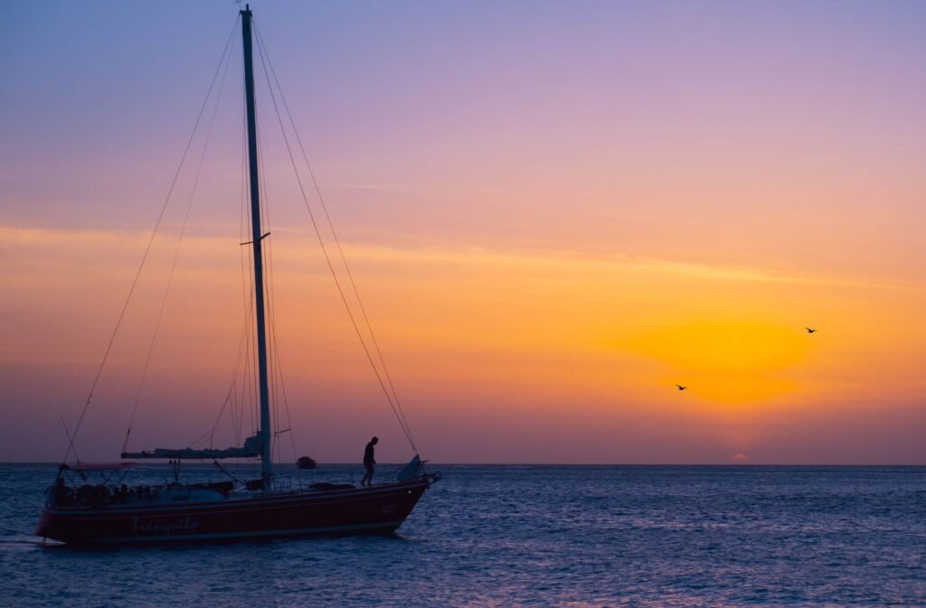 Zeilboot bij zonsondergang voor Aruba
