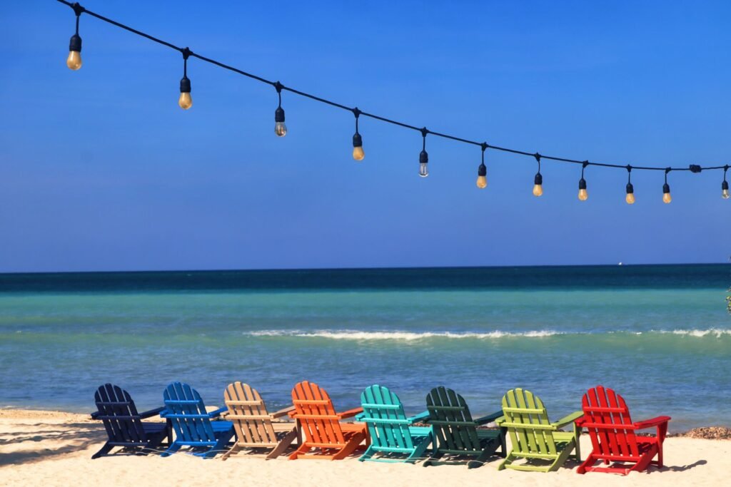 Stoelen aan zee op Aruba