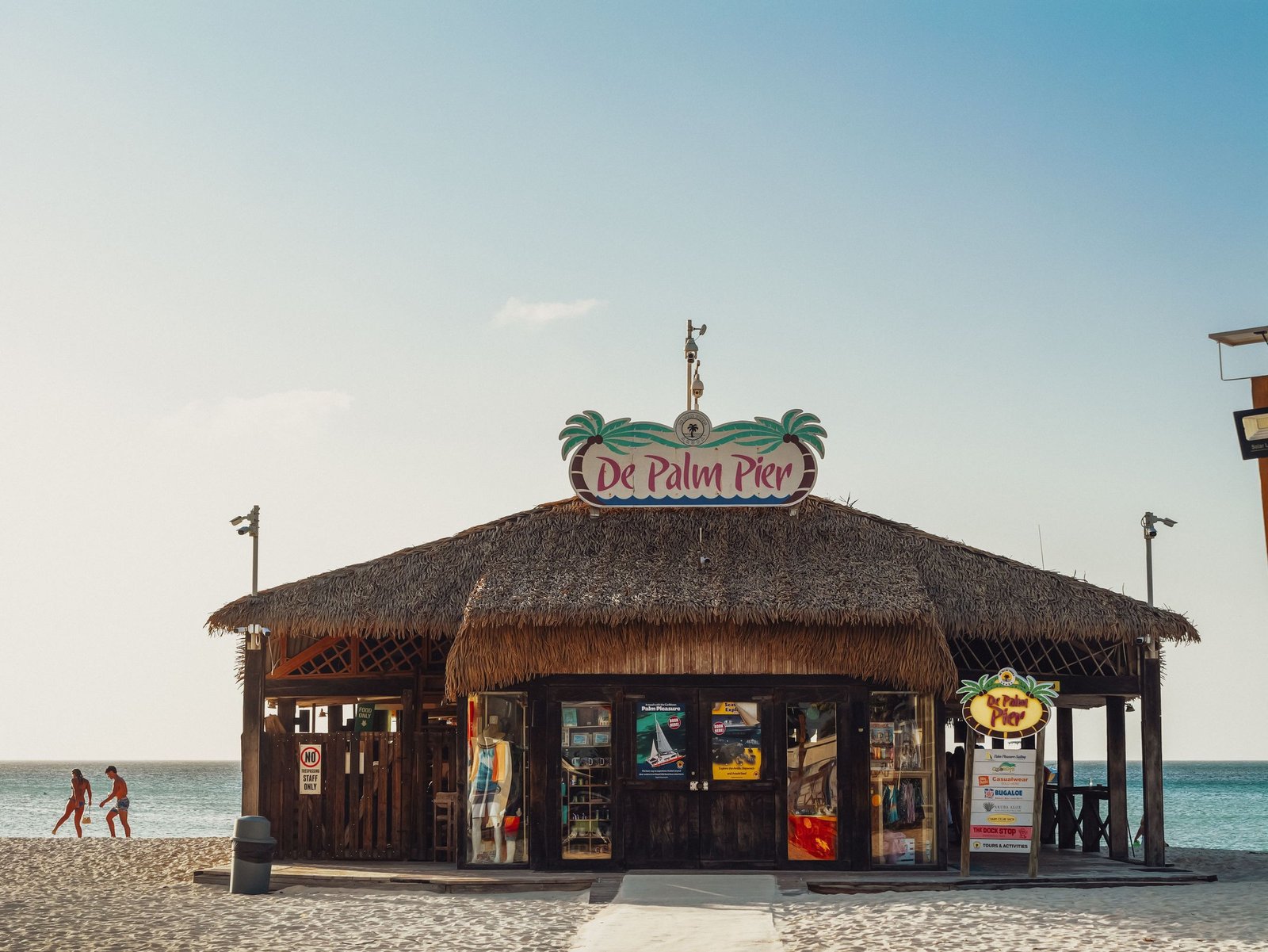 Strandhut bij De Palm Pier op Aruba
