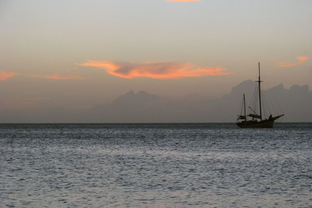 Zeilschip op zee bij Aruba