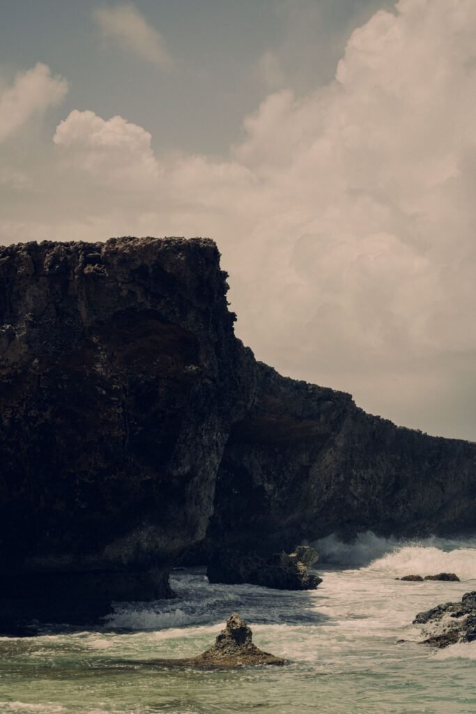 Kliffen en golven aan de kust van Aruba