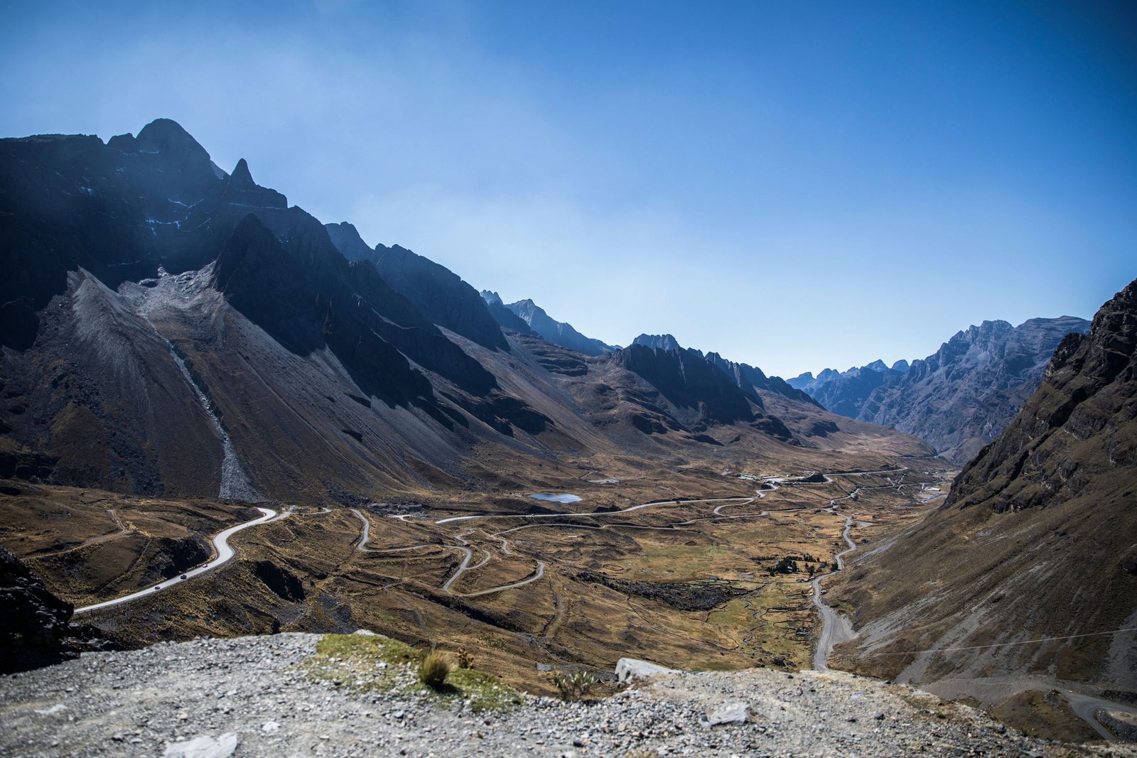 Kronkelende weg door de Andes in het departement La Paz