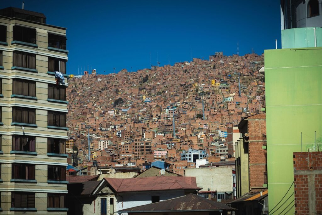 Uitzicht over La Paz met de bergen erachter