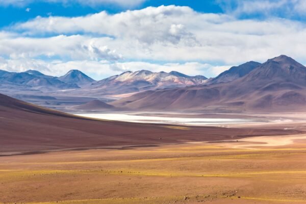 Kleurrijke bergen en vlaktes op de Altiplano in Bolivia