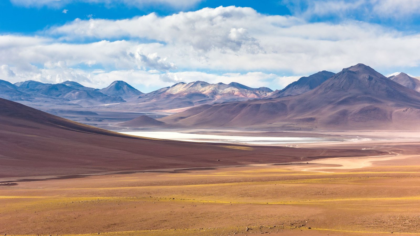 Kleurrijke bergen en vlaktes op de Altiplano in Bolivia