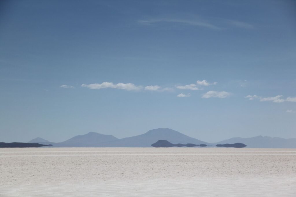 De witte zoutvlakte van de Salar de Uyuni