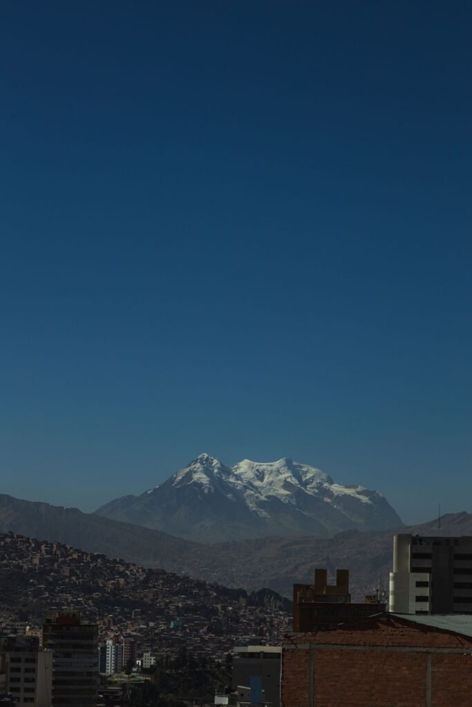 De Illimani boven de daken van La Paz