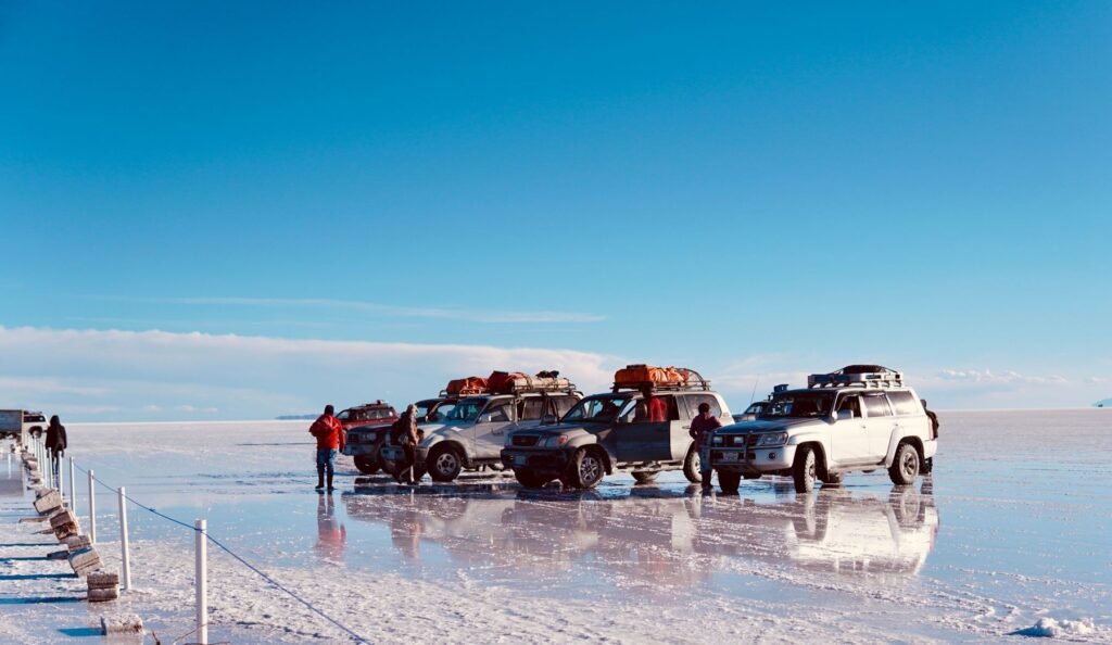 Jeeps op de spiegelende zoutvlakte van Uyuni