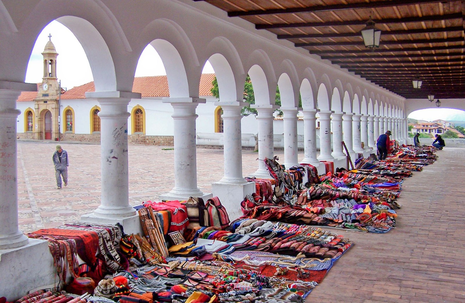 Handwerk onder de arcades van een plein in Sucre