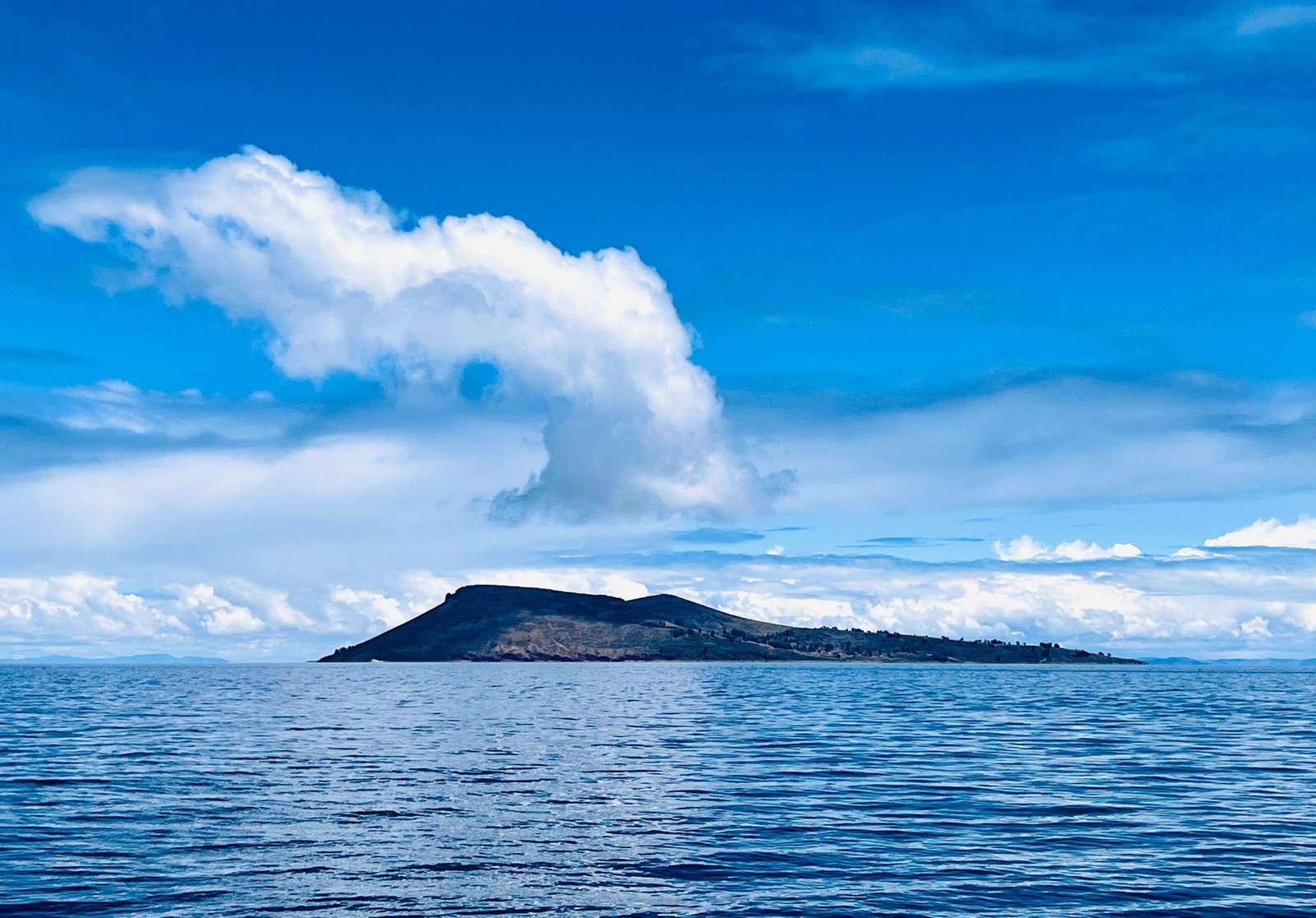 Isla de la Luna in het blauwe Titicacameer