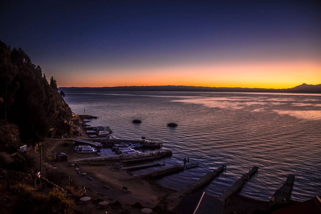 Zonsondergang boven het Titicacameer vanaf Copacabana