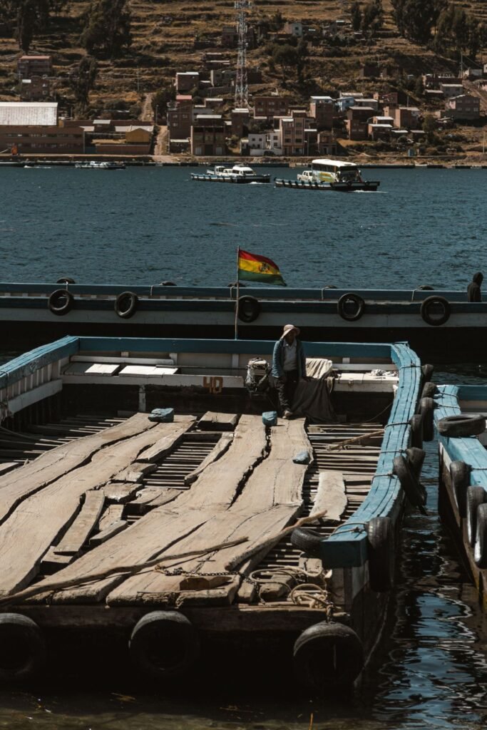 Veerboot met Boliviaanse vlag aan het Titicacameer