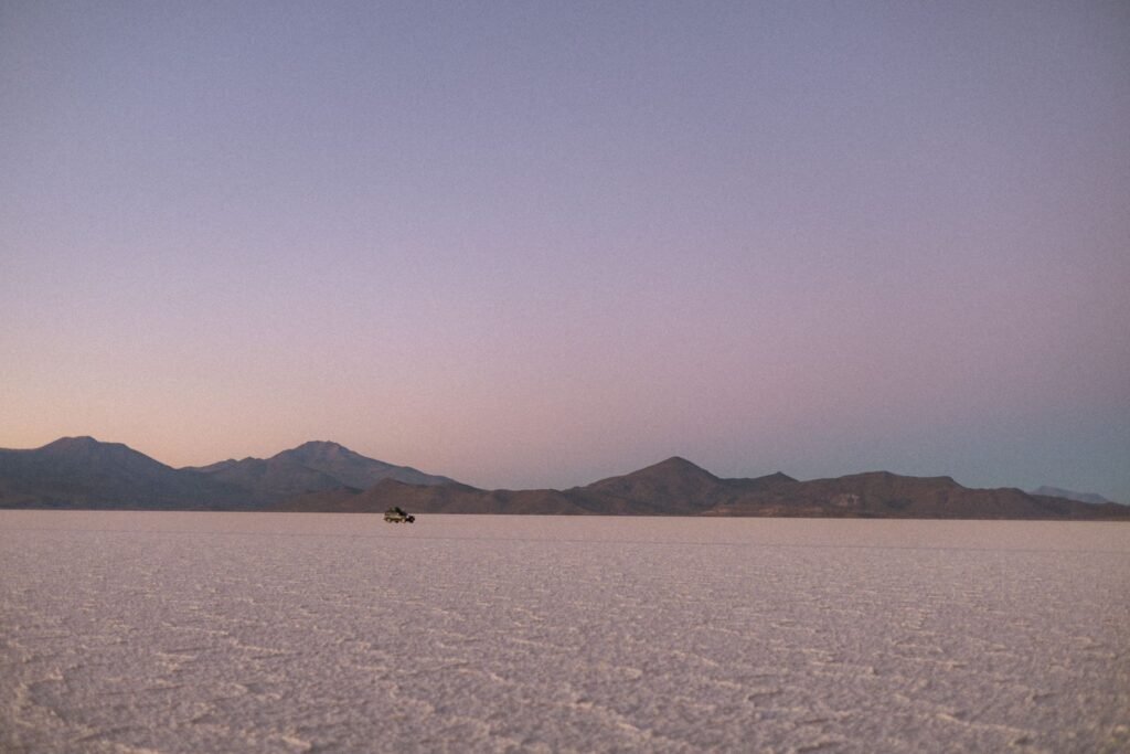 Bergen aan de rand van de Salar de Uyuni bij schemering