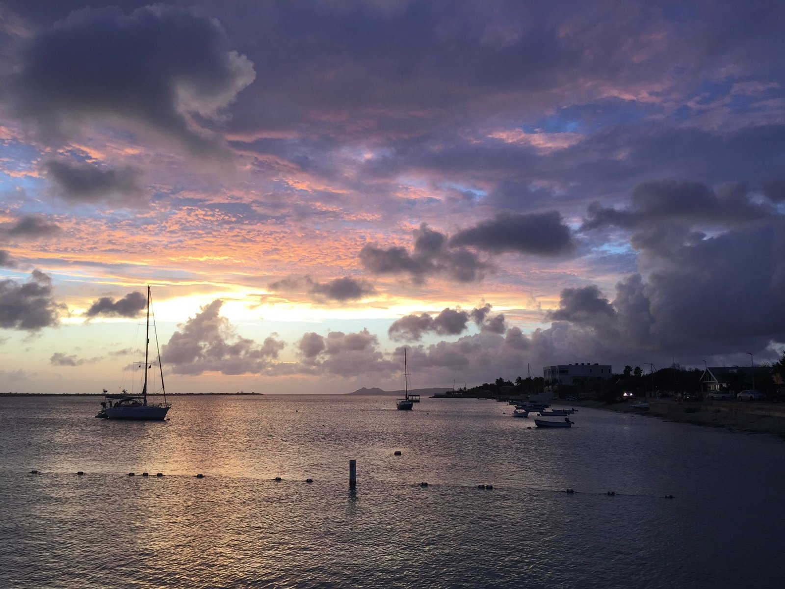 Haven van Kralendijk bij zonsondergang
