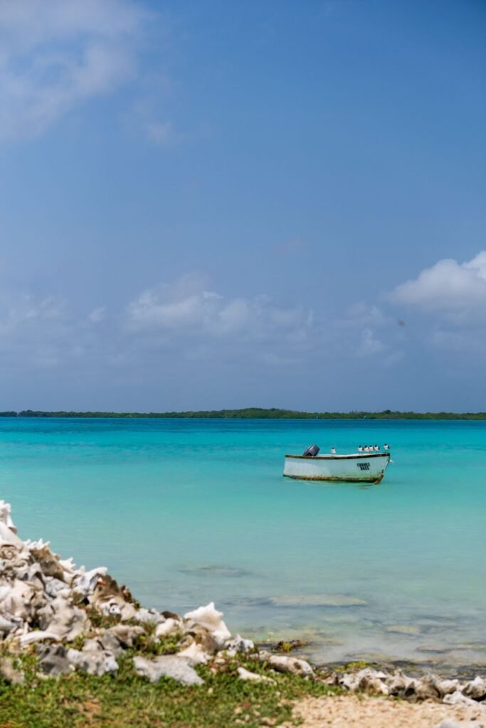 Bootje op azuurblauw water bij Bonaire