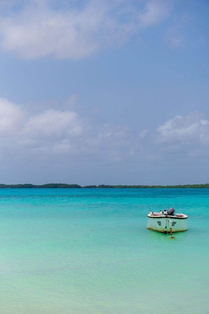 Boot op helder turquoise water bij Bonaire