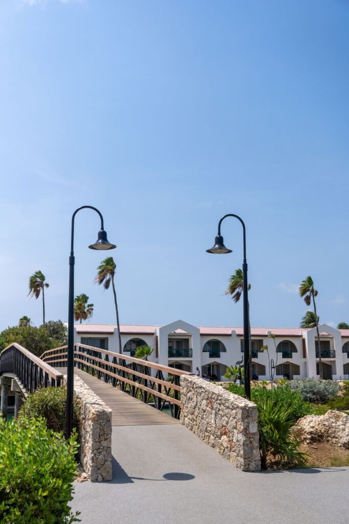 Houten brug naar een gebouw op Bonaire