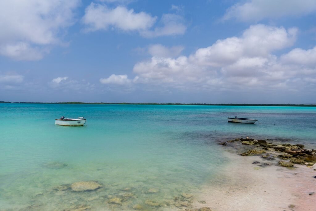 Boten op turquoise water aan de kust van Bonaire