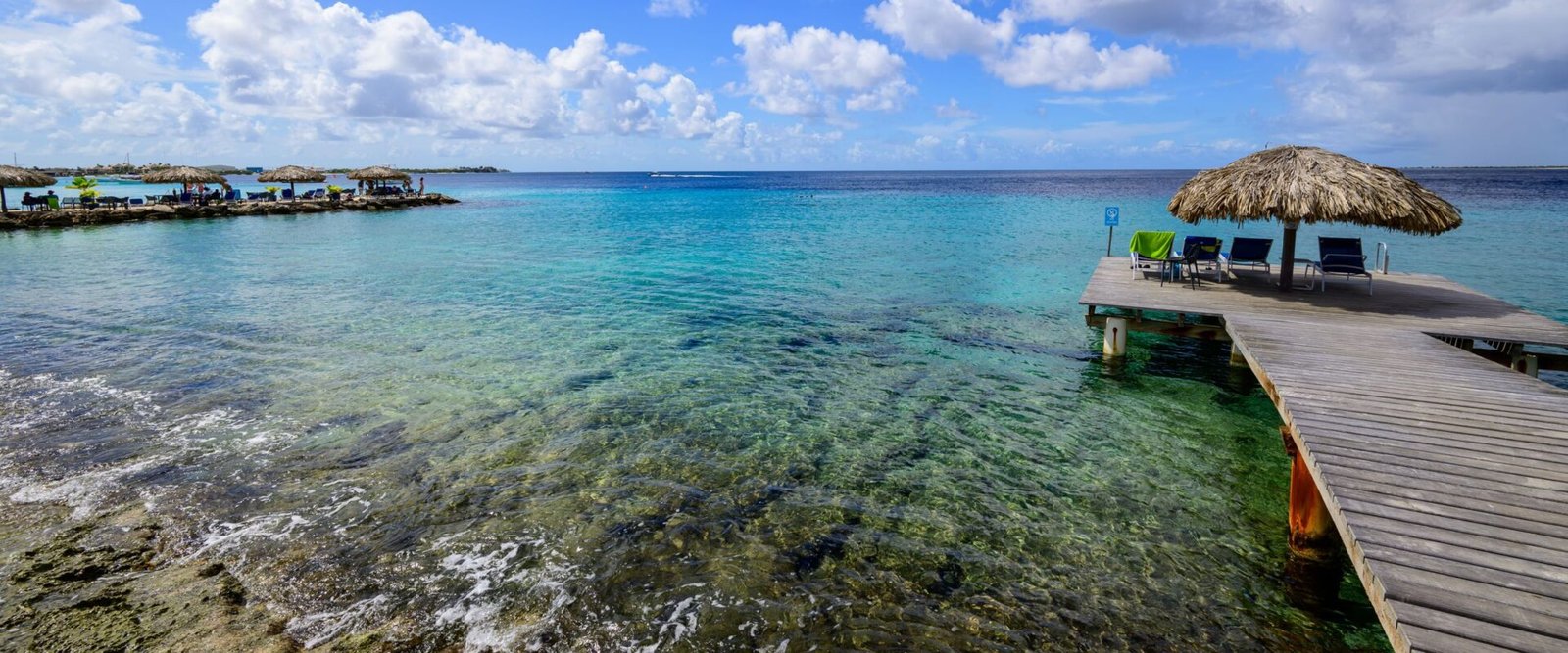 Steiger met strandhut op Bonaire