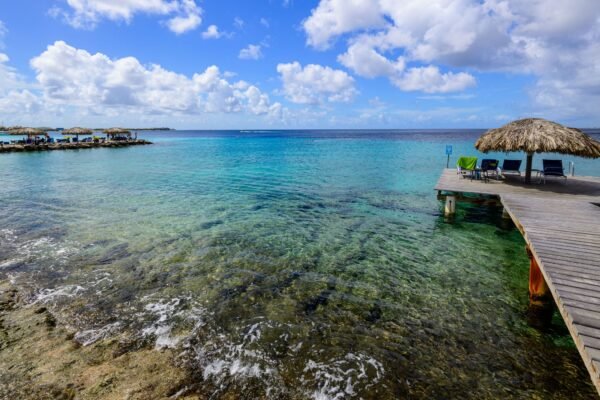 Steiger met strandhut op Bonaire