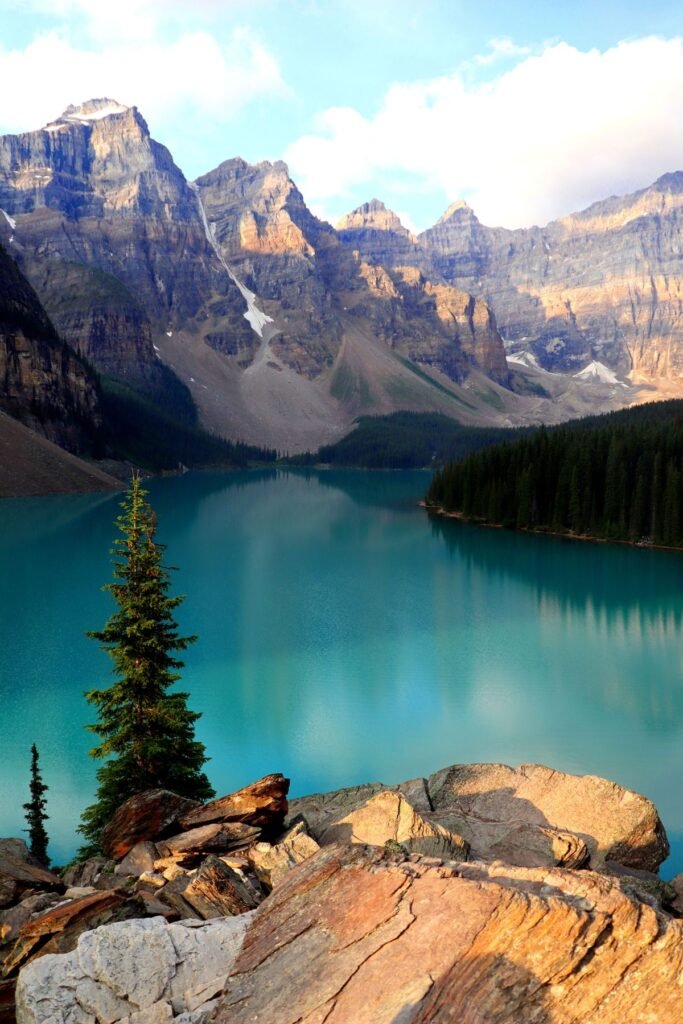 Moraine Lake tussen de bergen