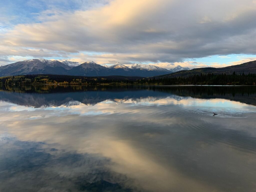 Meer met weerspiegeling in Jasper
