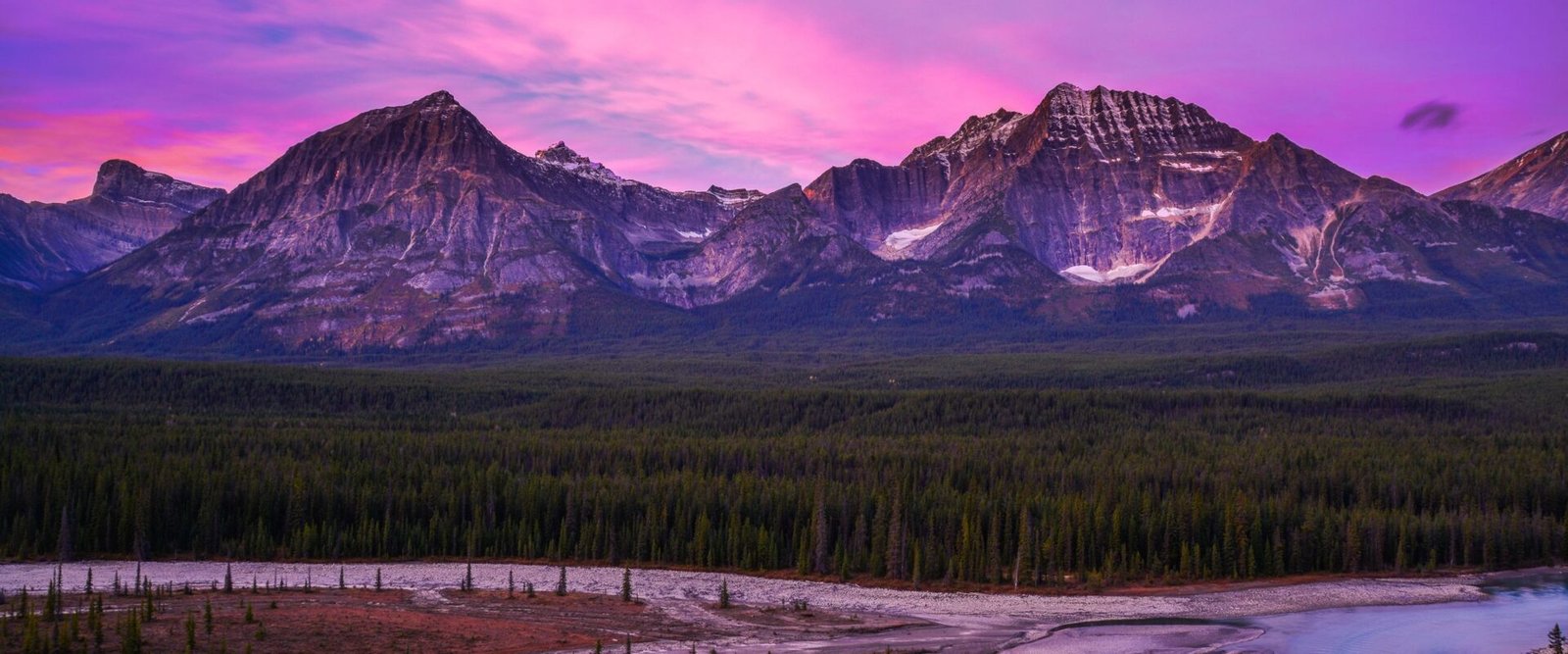 De Canadese Rockies bij zonsondergang