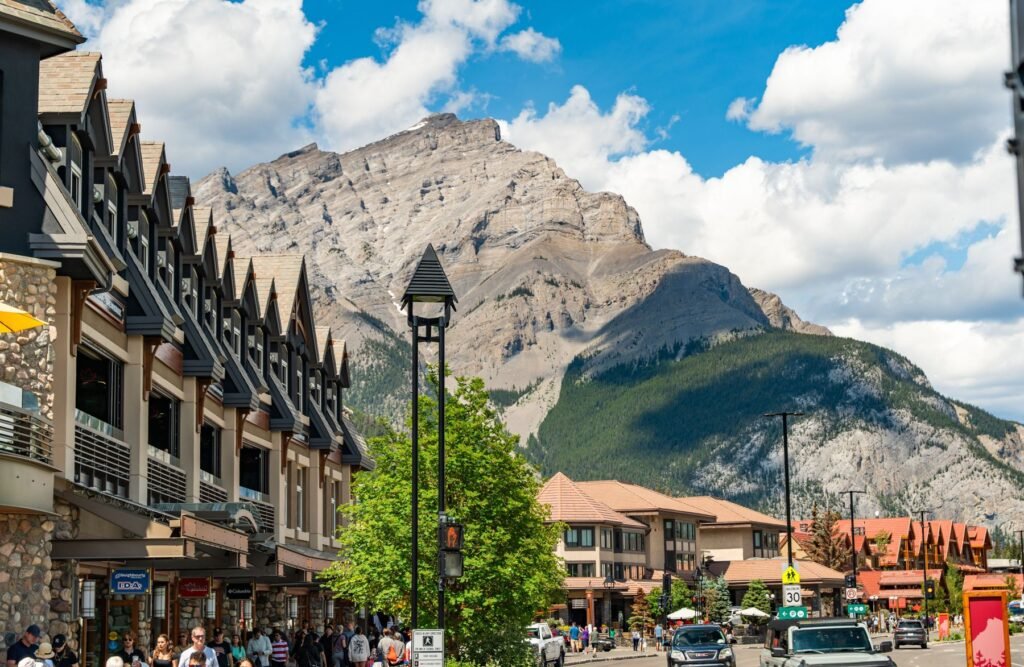 Banff Avenue met de bergen