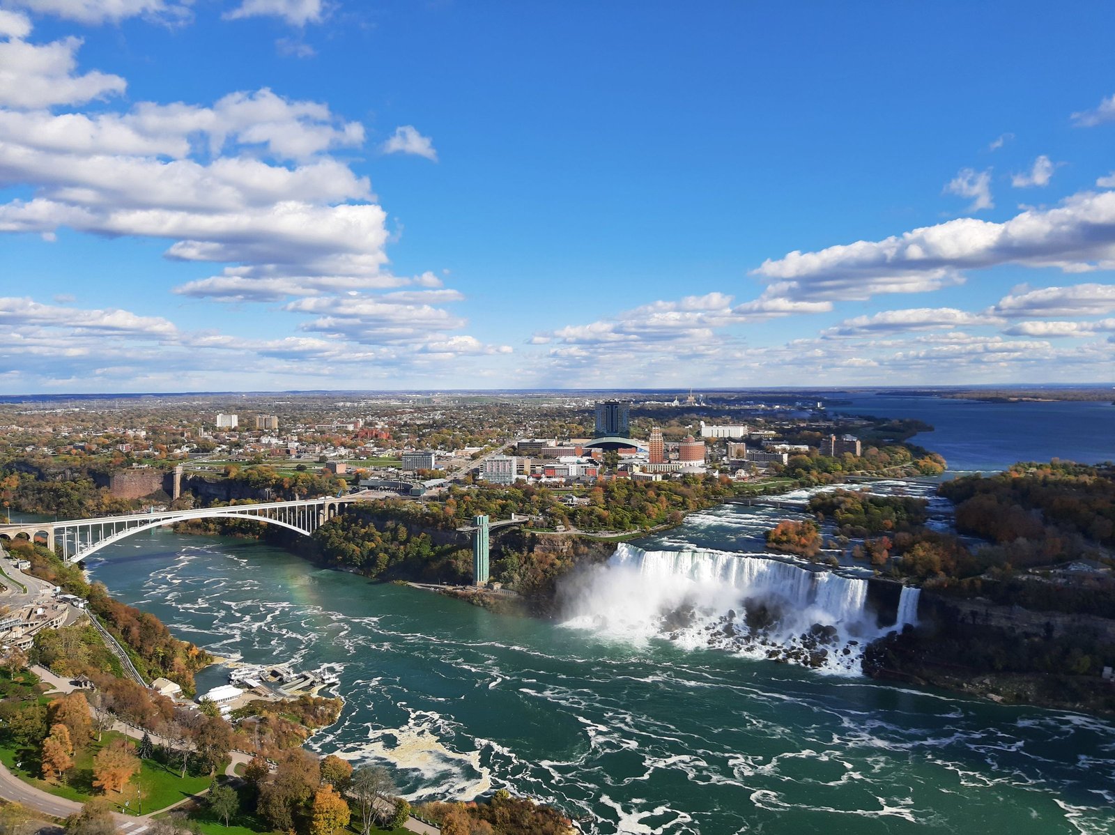 De Niagara Falls en de Rainbow Bridge van bovenaf